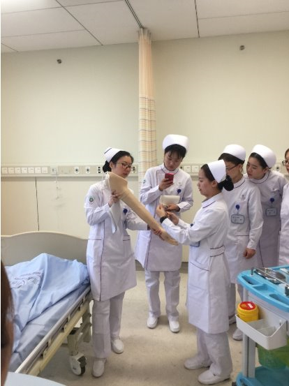 C:\Users\sdyy\Desktop\技能培训拼图照片\精选照片\护士长细致的讲解操作要点.jpg