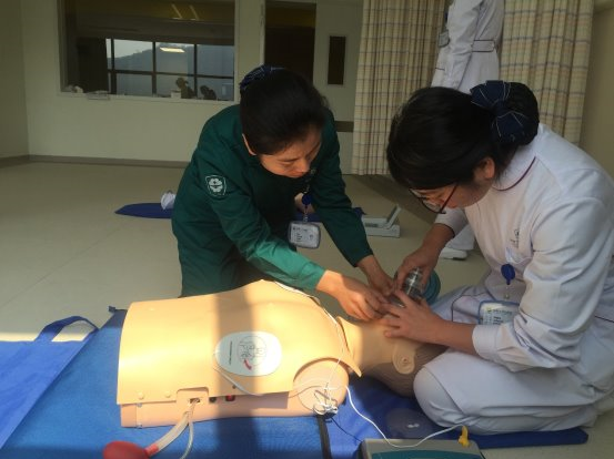 C:\Users\sdyy\Desktop\技能培训拼图照片\精选照片\CPR  关乎生命  关乎爱.jpg