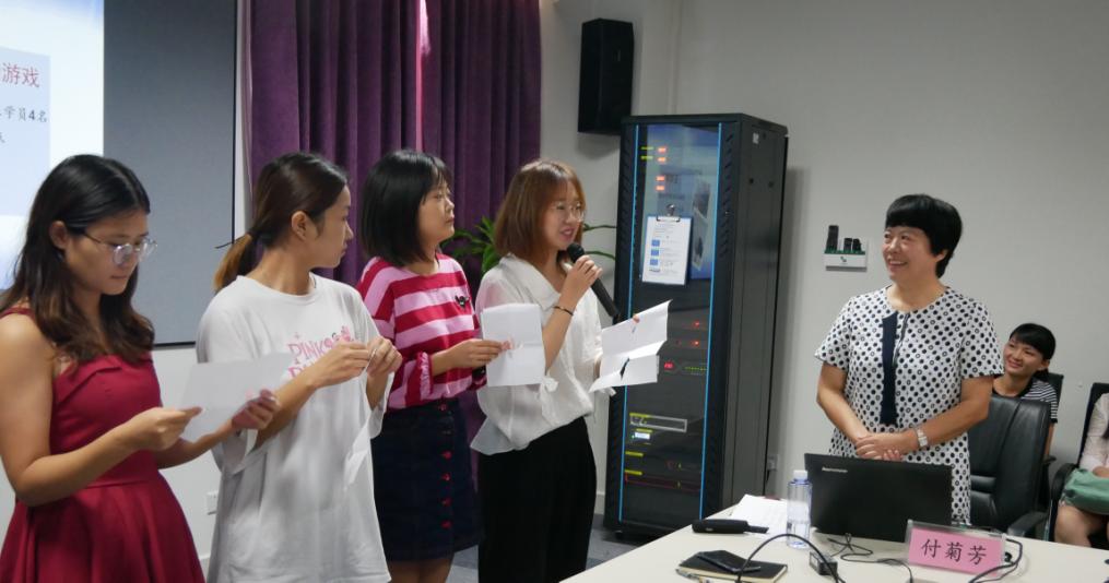 C:\Users\Administrator\Desktop\付菊芳老师与同学们互动.jpg