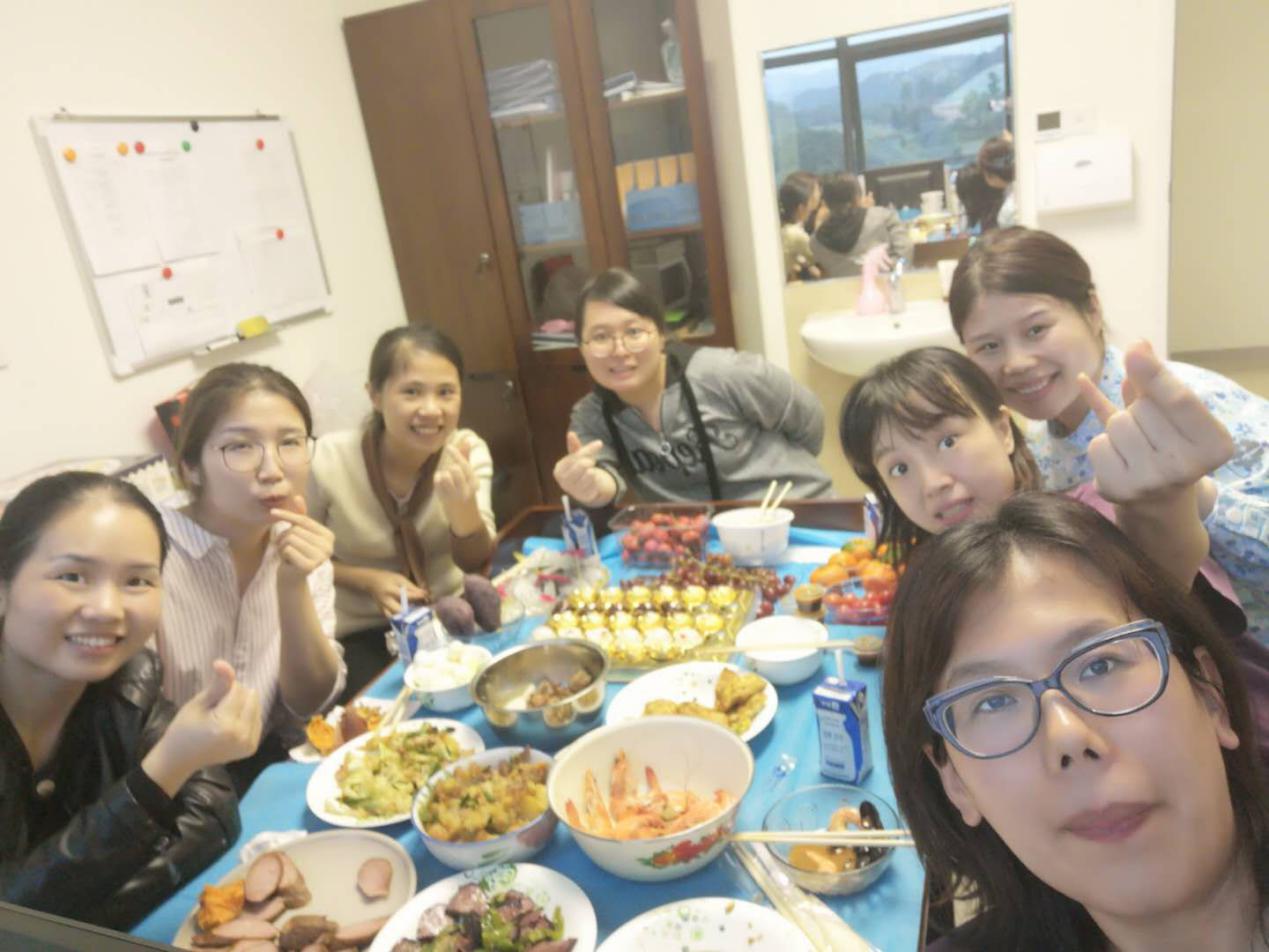 C:\Users\wangli2\Desktop\春节休假工作\我与深大共成长投稿文章\2019过年照片\年夜饭1.jpg