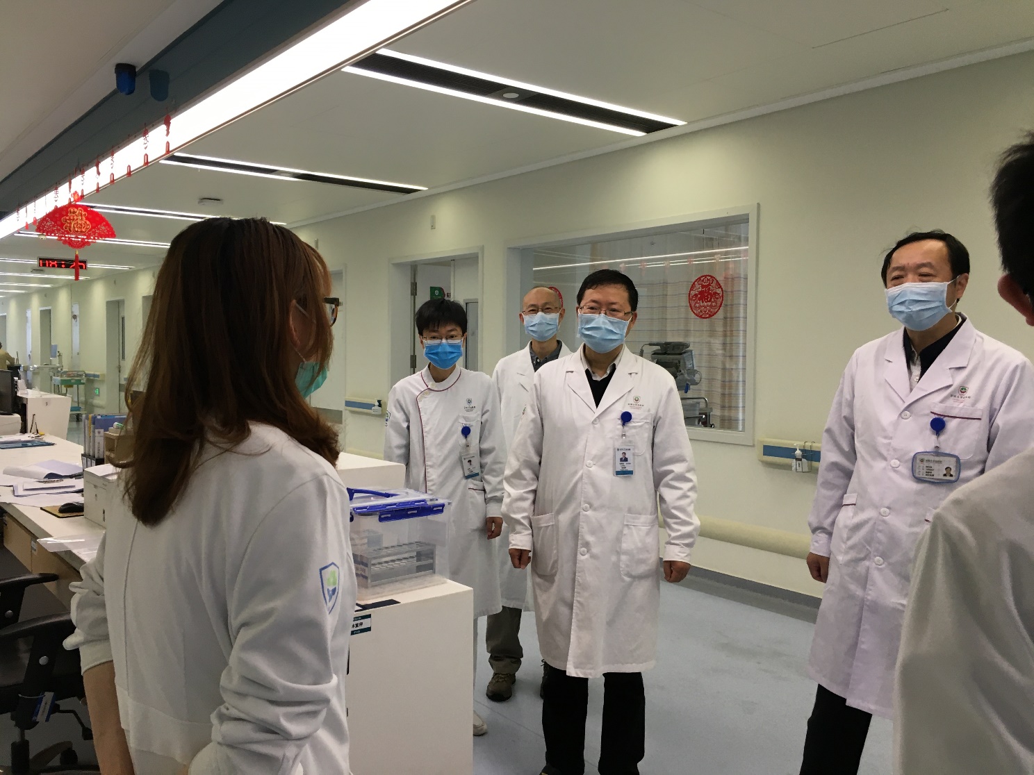 图片包含 人员, 室内, 天花板, 墙壁描述已自动生成