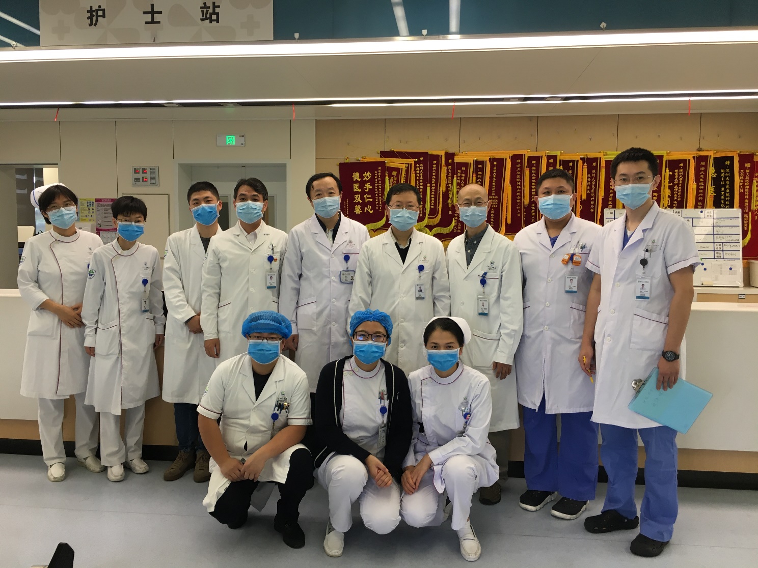 图片包含 室内, 人员, 地板, 墙壁描述已自动生成