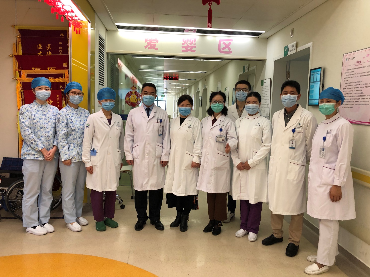 图片包含 人员, 室内, 群组, 地板描述已自动生成