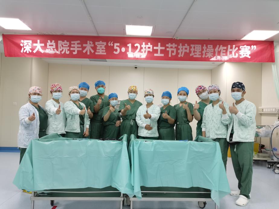 一群人站在台上中度可信度描述已自动生成