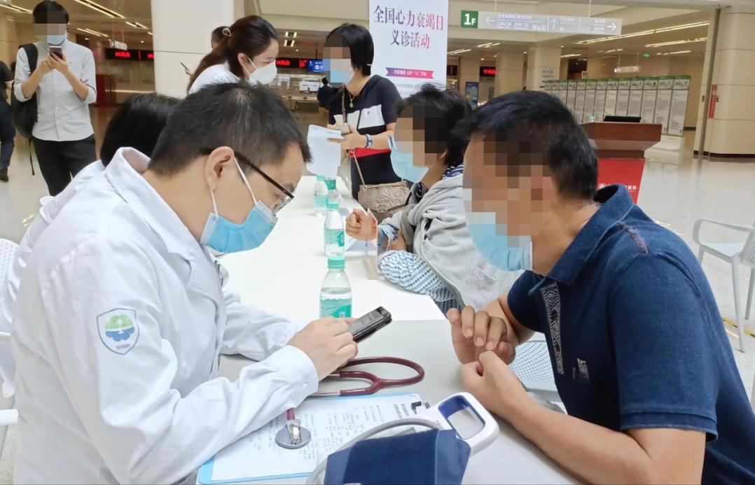 穿白色衣服的人在房间内玩体感游戏低可信度描述已自动生成
